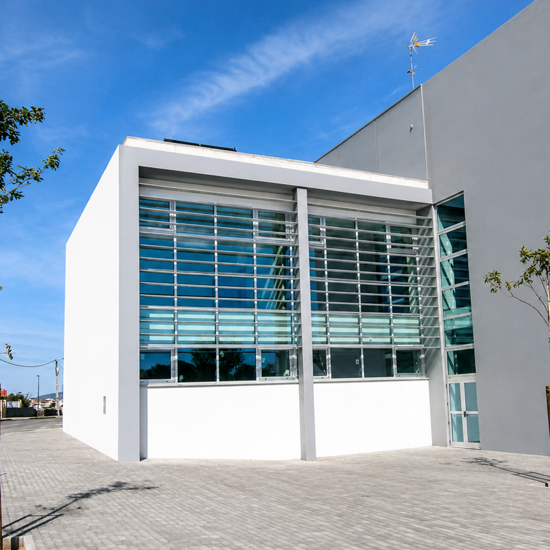 Fachada moderna com grandes envidraçados e guarda-sol