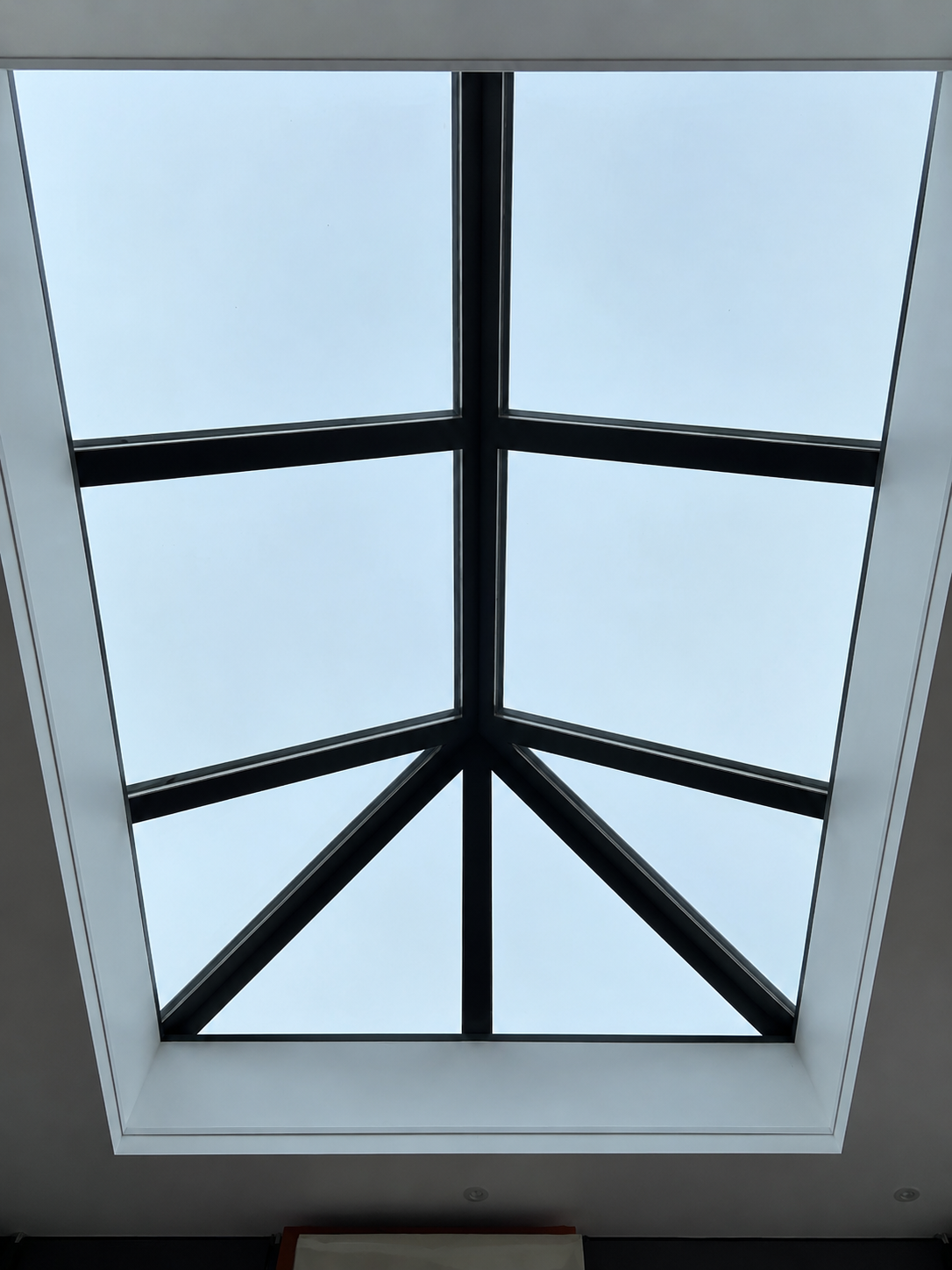 Claraboia interior com estrutura geométrica preta