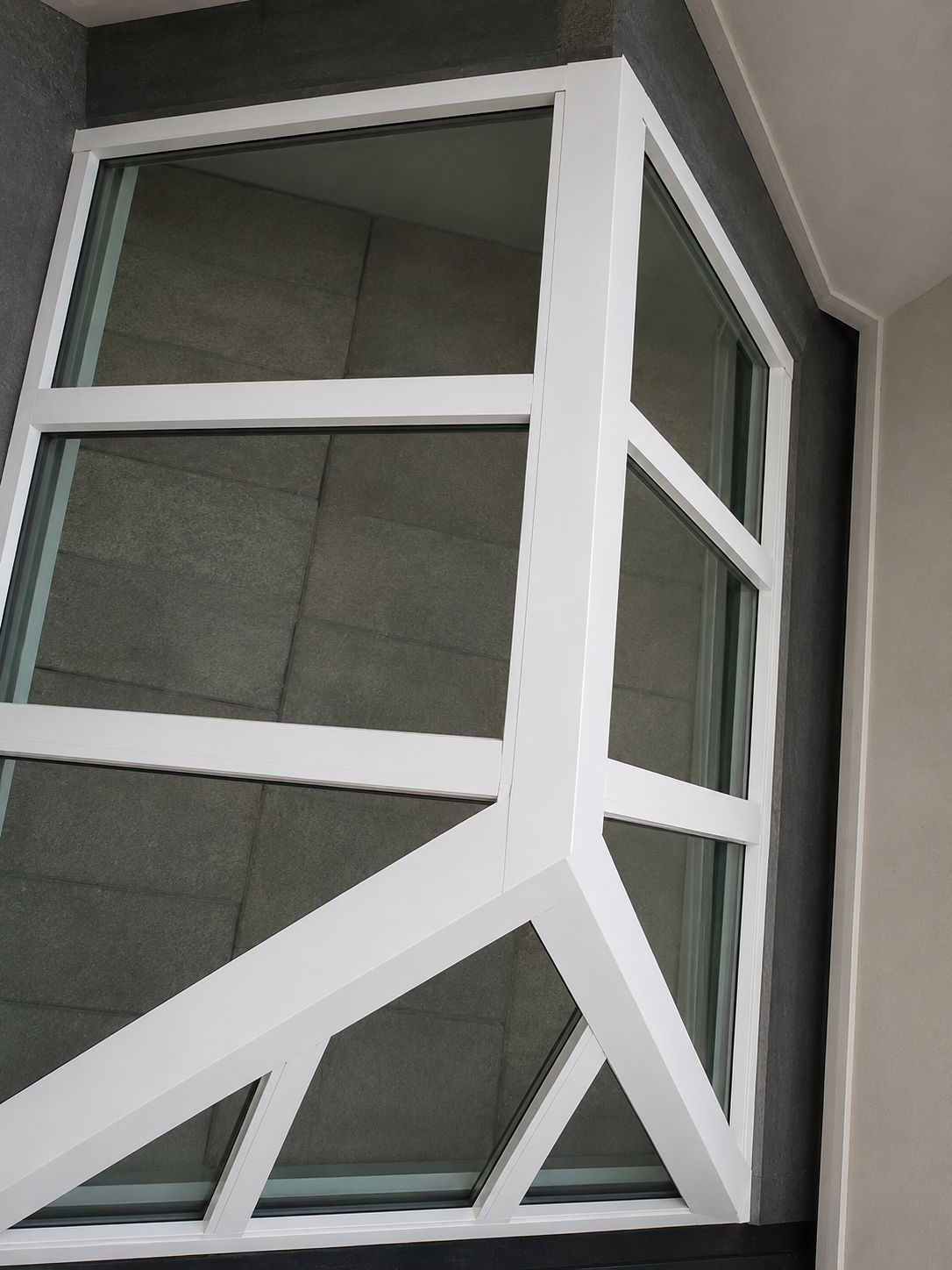 Claraboia angular com estrutura branca em alumínio