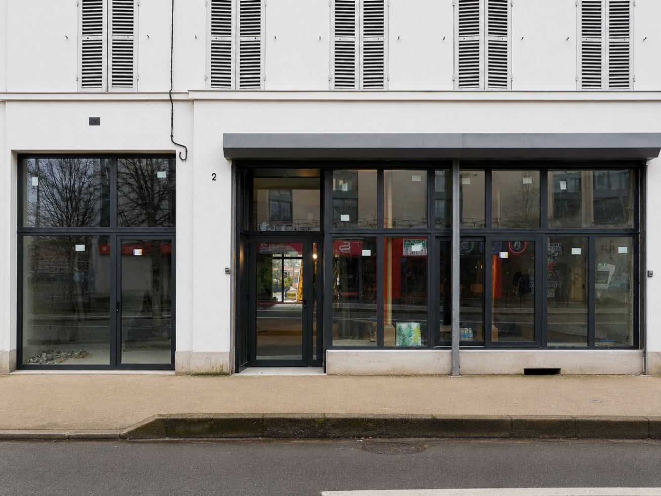Fachada comercial com caixilharia antracite