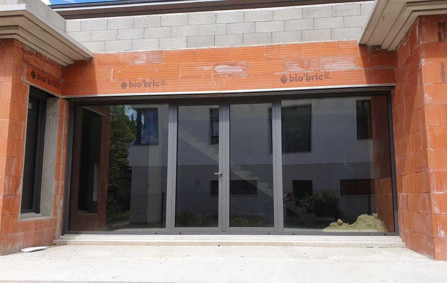Grande vão envidraçado em alumínio cinza