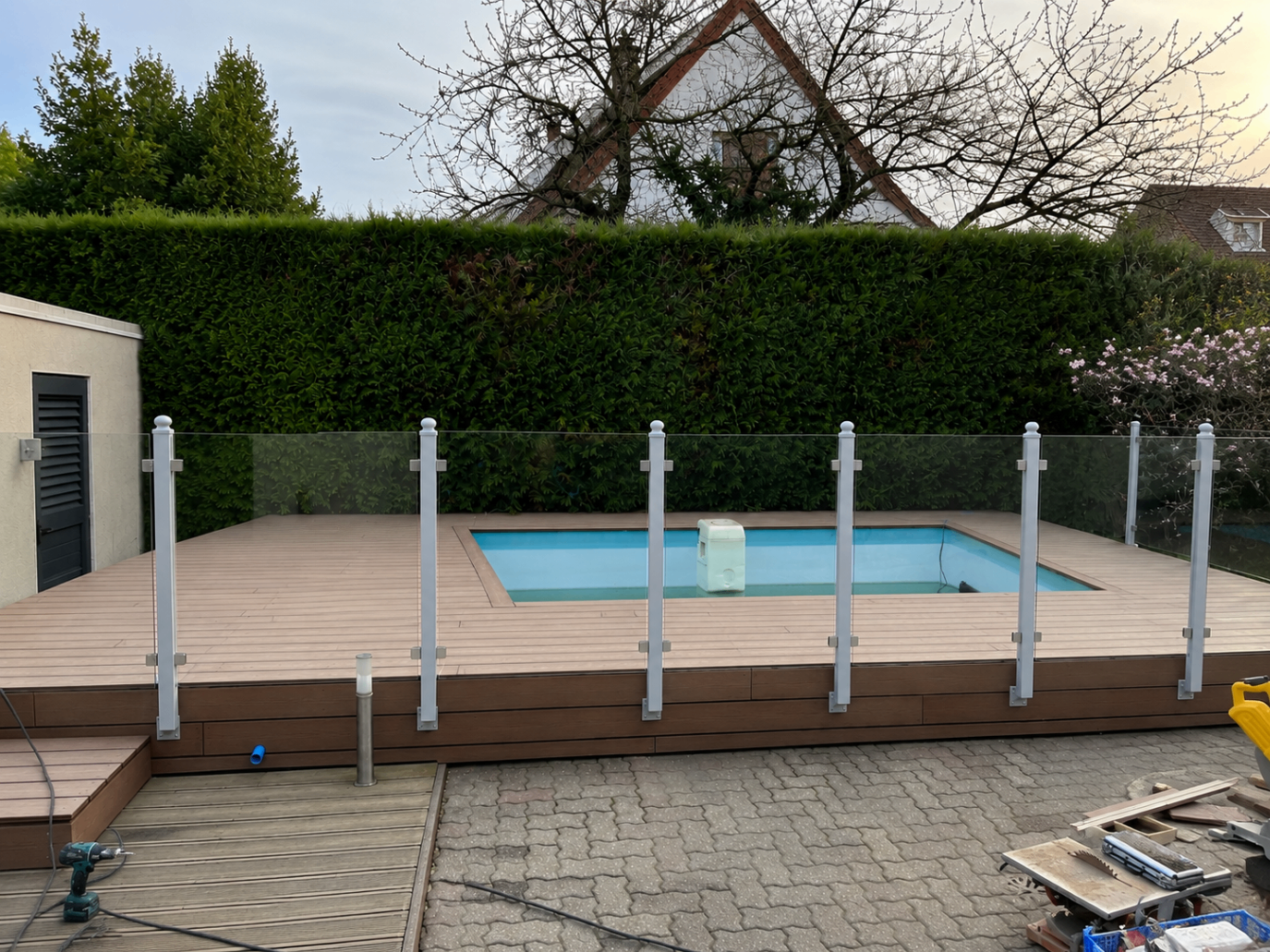 Gradeamento em vidro junto a piscina